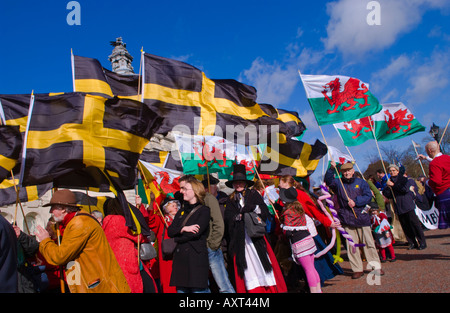 La folla con bandiere in processione per l annuale St Davids Day marzo in Cardiff City Centre South Wales UK UE Foto Stock