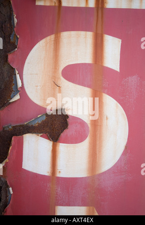 Peeling lettera S sulla ruggine in disuso cantiere di rottami di cancelli. Utilizzare per drop caps con testo, illuminata lettera, monogramma, indicizzazione etc. Foto Stock