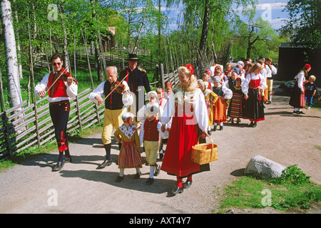 I bambini svedesi e musicisti in tradizionale abito di mezza estate al Parco di Skansen a Stoccolma Foto Stock