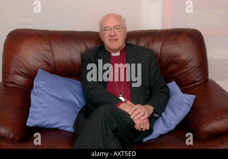 Ex arcivescovo di Canterbury il Dottor George Carey raffigurato all'Guardian Hay Festival 2004 Hay on Wye Powys Wales UK GB Foto Stock