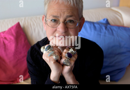 I bambini di autore Jacqueline Wilson indossando i suoi grandi anelli argento raffigurato all'Guardian Hay Festival 2004 Hay on Wye Galles Foto Stock