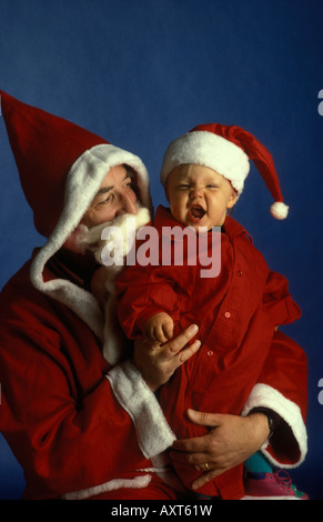 Babbo Natale e il suo piccolo apprendista. Babbo Natale e il suo piccolo assistente. Père Noël. Paire Noël. Foto Stock