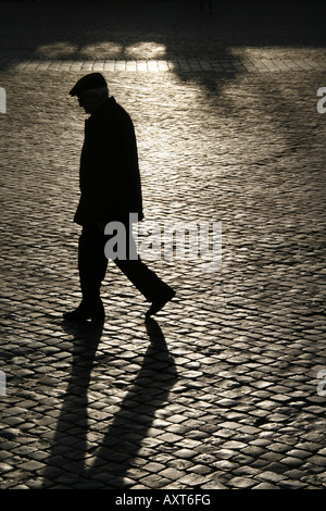 Persona che cammina in città Foto Stock