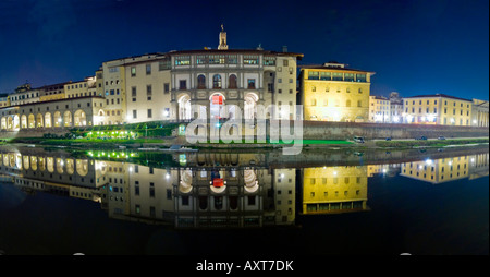 Galleria degli Uffizi di notte si riflette sul fiume Arno Foto Stock