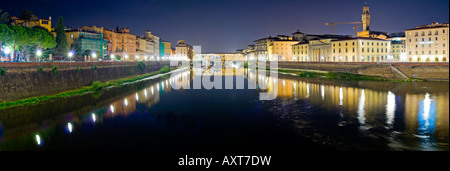 Ponte Vecchio di notte si riflette sul fiume Arno Foto Stock