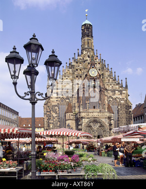 Geografia / viaggio, Germania, Baviera, Norimberga, Chiese, Frauenkirche al mercato principale con stand di mercato, Foto Stock