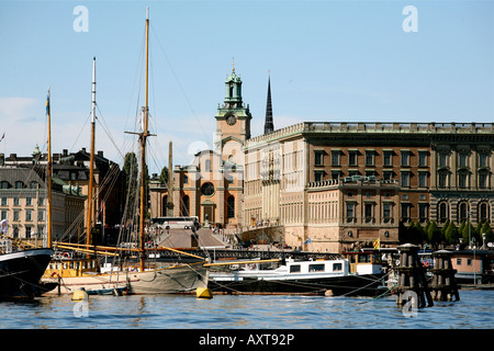 Un traghetto al dock con edifici storici in background Foto Stock