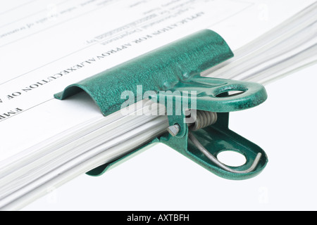 Libro verde clip tenendo un pila di documenti Foto Stock