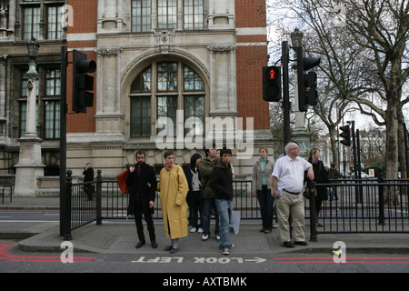 Pedoni su Exhibition Road a South Kensington, Londra. Foto Stock