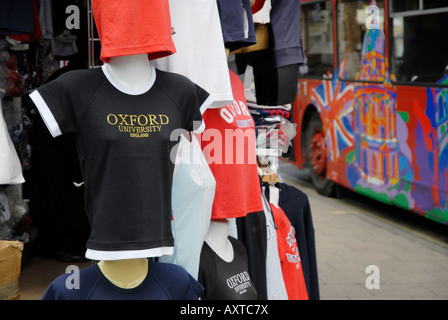 Un giro turistico in autobus che passa un souvenir stallo in Oxford city centre 31 03 2008 Foto Stock