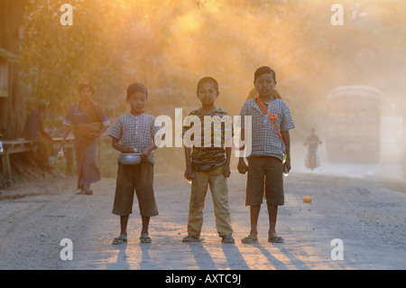 Tre ragazzi in silhouette del basso corso sun vicino a Kalaw Myanmar Asia Foto Stock