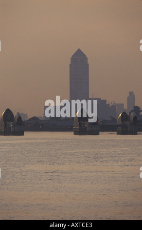 Thames Barrier alluvione barriera e Canary Wharf Canada Square edificio London River Thames, Inghilterra anni '90 1991 UK HOMER SYKES Foto Stock