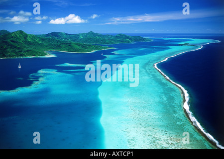 Barche a vela in laguna di Tahaa nella Polinesia Francese del Sud Pacifico Foto Stock