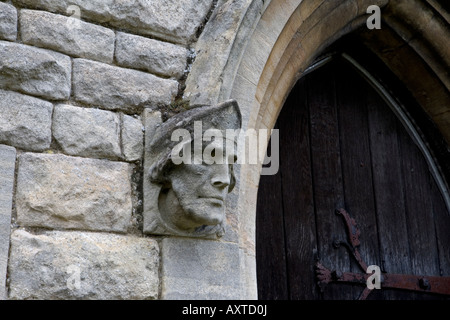 A poppa con un gargoyle di una faccia sul portale della chiesa a Spilsby in Lincolnshire Foto Stock