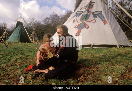 Tipi Valley 1980s Regno Unito. GED Edwards Son Seren Edwards padre che legge un libro. Sto abbandonando la societ ordinaria. 1985 Llandeilo, Galles 1985 HOMER SYKES Foto Stock