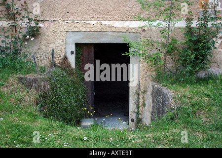 Ingresso nella vecchia casa abbandonata. Foto Stock