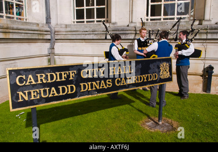 Pipers tune up al di fuori della città di Hall annuale per St Davids Day marzo a Cardiff South Wales UK UE Foto Stock