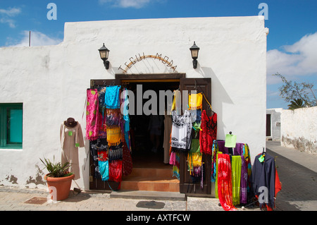 Lanzarote abiti colorati sul display al di fuori del negozio in Teguise Foto Stock