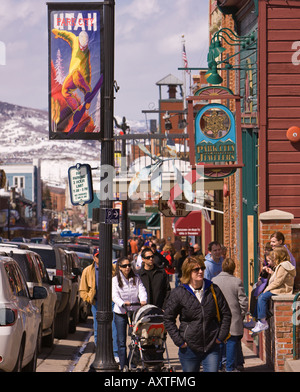 PARK CITY UTAH USA la gente camminare lungo la strada principale. Park City, una storica città mineraria, ora un luogo di villeggiatura Foto Stock