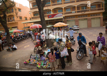 La gente del luogo acquista presso un Cambogiano strada del mercato Foto Stock