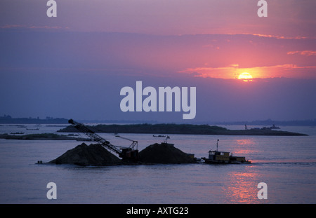 Phnom Penh una nave che trasportano sabbia dove il Mekong e il Tonle Sap fiumi soddisfare Foto Stock