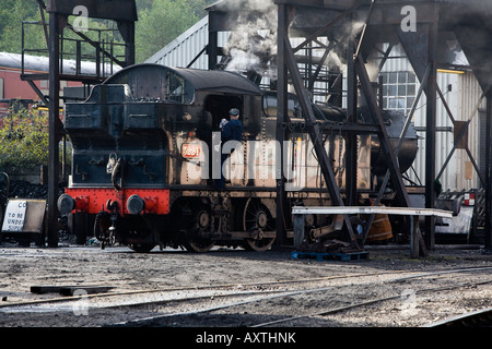 La preparazione di motori la mattina presto North York Moors storica ferrovia Grosmont North Yorkshire GWR n. 5224 Foto Stock