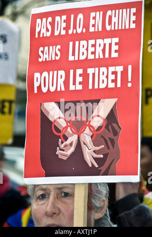 Parigi FRANCIA, 'dimostrazione del Tibet' da parte degli immigrati tibetani 'Giornata Globale per il Tibet' Donna 'segno Francese' protesta contro la cina Foto Stock