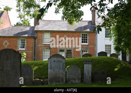 Le lapidi nel sagrato della chiesa della Santa Trinità con edifici del periodo in background. Guildford Surrey, Inghilterra. Foto Stock