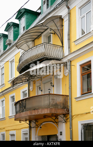 Dettaglio di ornati in ferro battuto di balconi e baldacchini sulla costruzione di Odessa, Ucraina. Foto Stock