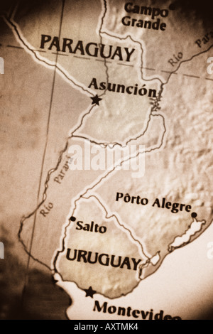 Close-up mappa che mostra i paesi in Paraguay e Uruguay in Sud America Foto Stock