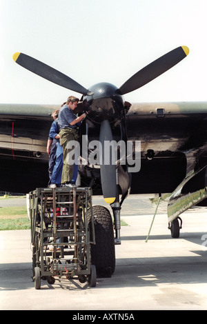 Il solo rimanendo battenti Avro Lancaster bomber PA474 'città di Lincoln' essendo ricostruita a RAF St Athan South Wales UK Foto Stock