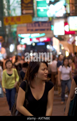 Strada trafficata scena di notte a Hong Kong Foto Stock