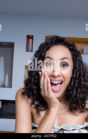 Ritratto di donna sorpresi di fronte a un muro artistico. Foto Stock