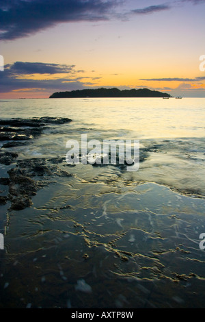 Il sole che tramonta dietro Isla Santa Catalina fotografata da Santa Catalina Panama Foto Stock