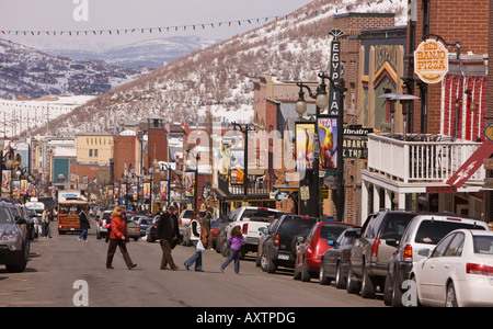 PARK CITY UTAH USA persone attraversano la strada principale. Park City, una storica città mineraria, ora è una stazione sciistica Foto Stock