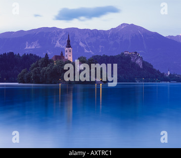 Il lago di Bled e l'isola Otok con la Chiesa dell'Assunzione. Il castello di Bled è dietro. Bled, Gorenjska, Slovenia Foto Stock