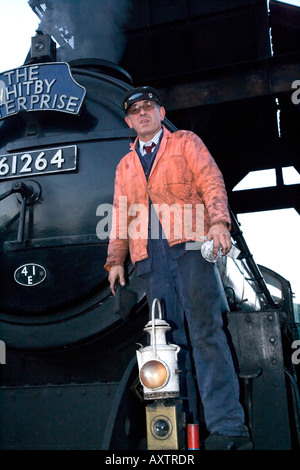 La preparazione di motori la mattina presto North York Moors storica ferrovia Grosmont North Yorkshire Foto Stock