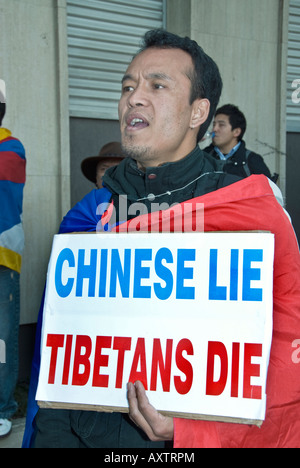Parigi FRANCIA, dimostrazione del Tibet, immigranti tibetani 'Giornata globale per il Tibet' Man Holding protesta segno 'Chinese Lie Tibetans Die' protesta contro la cina Foto Stock