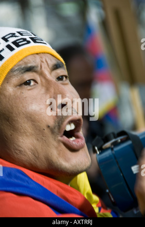 tibet People Parigi FRANCIA, Tibet Independence dimostrazione da parte degli immigrati tibetani 'Day for Tibet' , ritratto il volto dell'uomo urlando Foto Stock