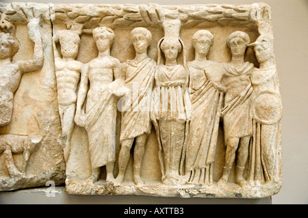 Un fregio scolpito che mostra nobili dal Tempio di Adriano, copia o originale, Museo di Efeso, Selcuk, Turchia. DSC 6637 Foto Stock