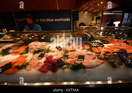 Mercato del pesce fresco granny lady victoria market comprare acquirente freschi Foto Stock