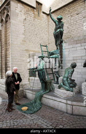 Statua umana chiede soldi al di fuori della cattedrale di Nostra Signora di Anversa. Belgio Foto Stock