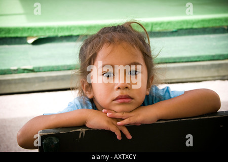 Giovane ragazza si siede su una panchina in Nuova Zelanda Foto Stock