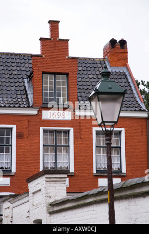 Windows e camera mansardata finestra di una casa a Nostra Signora Ter Hooyen beghinaggio, AKA come O.L.V. Ter Hoyen Beguinage. Gand. Belgiu Foto Stock