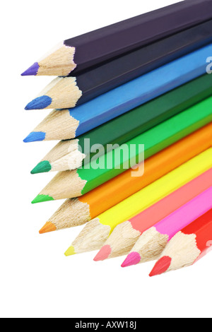 Assortimento di matite di colore disposte in forma a L Foto Stock