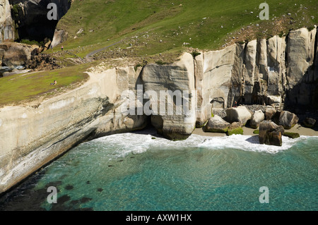 Scogliere a Spiaggia di Tunnel Dunedin Isola del Sud della Nuova Zelanda antenna Foto Stock