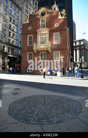 La pavimentazione di pietra per segnare la posizione del massacro di Boston il 5 marzo 1770, al di fuori della Old State House di Boston. MA. Foto Stock