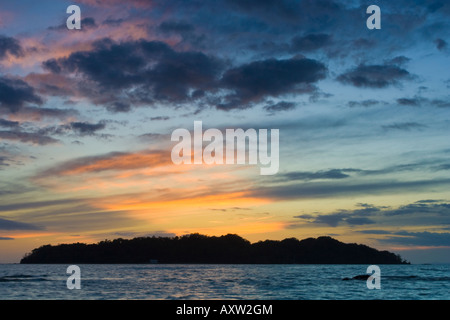 Il sole che tramonta dietro Isla Santa Catalina fotografata da Santa Catalina Panama Foto Stock