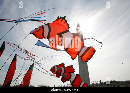 Il Kite Festival durante la fioritura dei ciliegi Festival vicino al Monumento di Washington, il Mall di Washington DC, Stati Uniti d'America Foto Stock