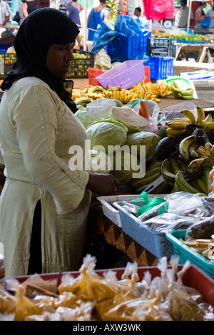 Donna vendere verdure biologiche nel mercato delle Seychelles Foto Stock